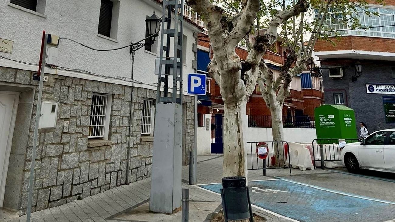 Estructura de la antigua torre de transmisiones de la Policía de Galapagar en mitad de la acera