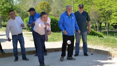 Una partida para inaugurar las pistas de petanca del Parque Tierno Galván de Valdemoro