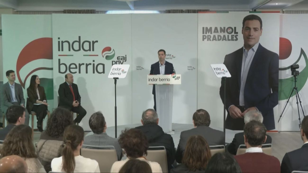 El candidato del PNV, Imanol Pradales, es atacado con espray pimienta al salir de un mitin