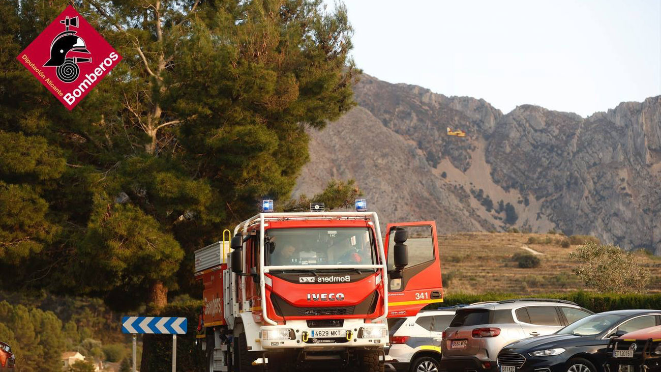 Medios en el incendio de Tàrbena (Alicante)