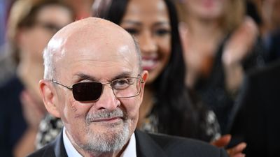 "Intentaste matarme porque no sabías reír", Salman Rushdie disecciona a su agresor en su nuevo libro, 'Cuchillo'