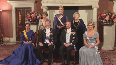 La reina Letizia se sienta en el besamanos en Ámsterdam debido a su dolencia en el pie