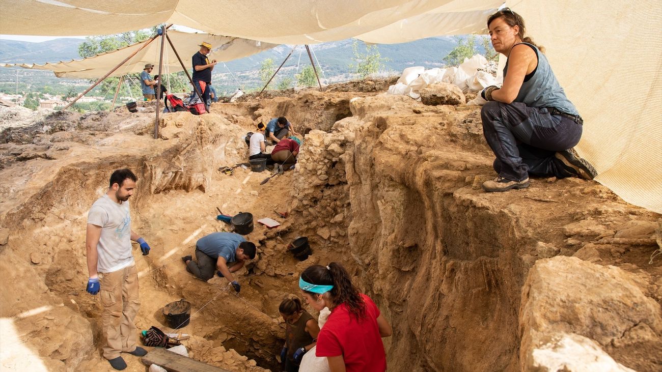 Varias personas trabajan en la excavación del Valle de los Neandertales