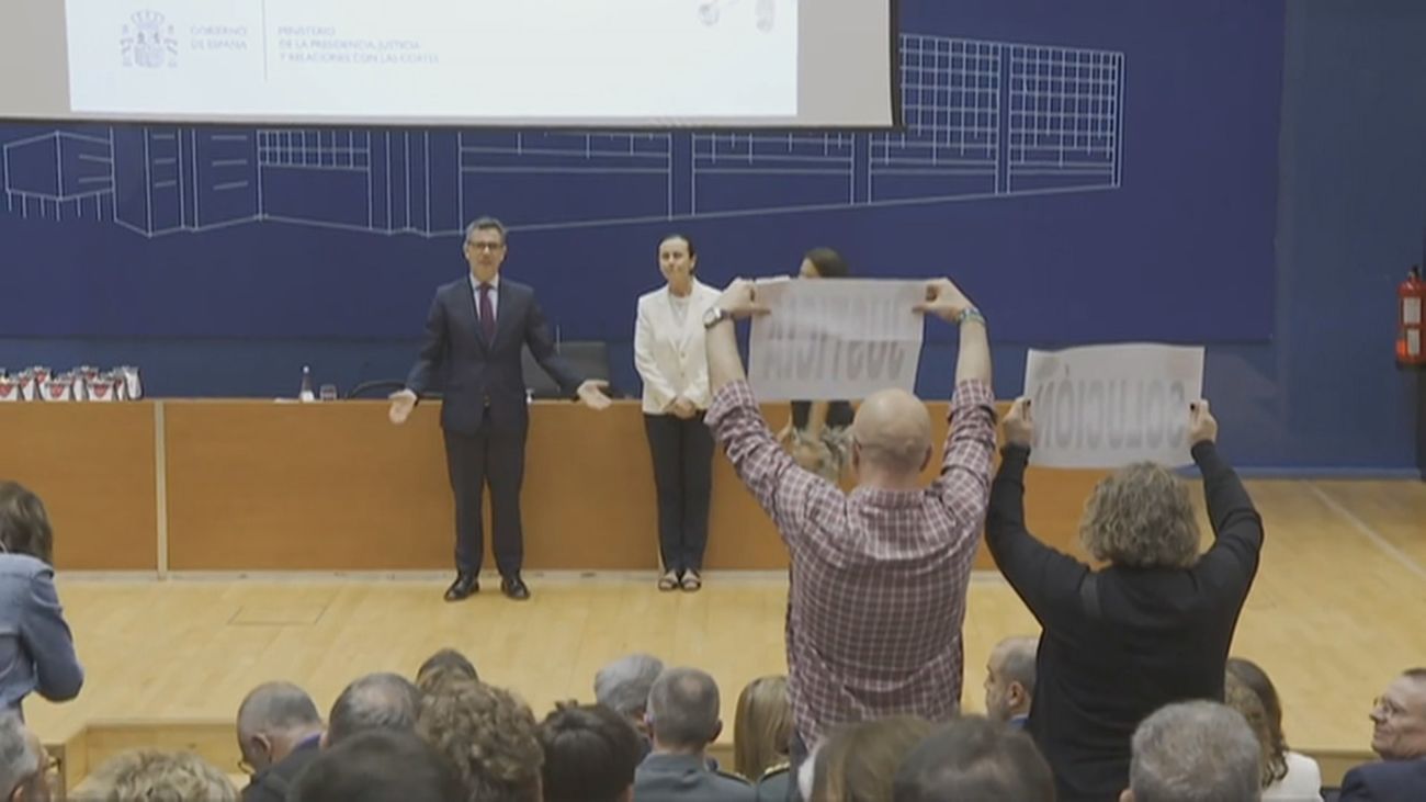 Una cacerolada sindical recibe a Bolaños en la Ciudad de la Justicia de Valencia