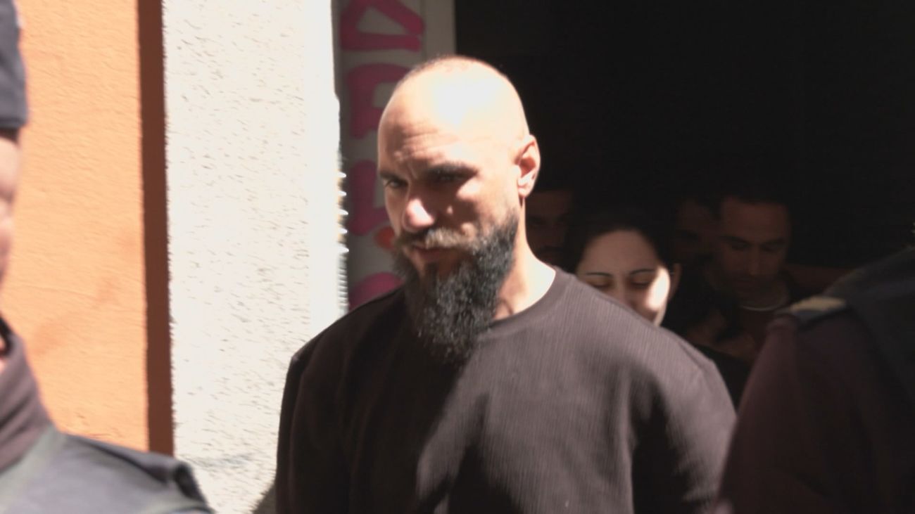 Tensión a la salida de los okupas del piso de Lavapiés