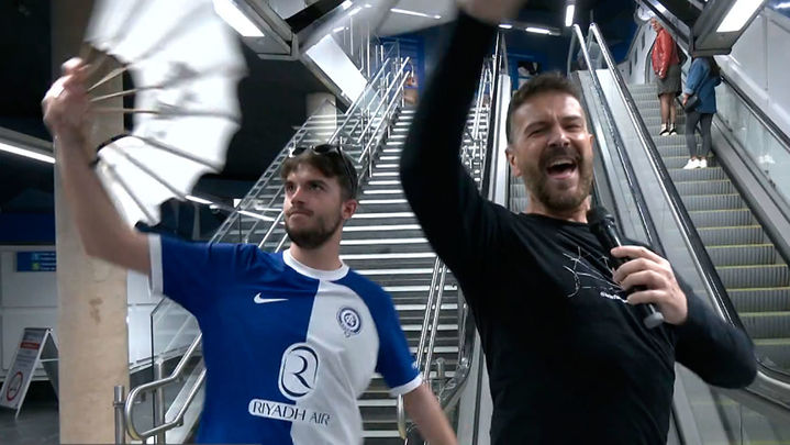 Luis Font actúa en el metro junto a un viajero / Telemadrid