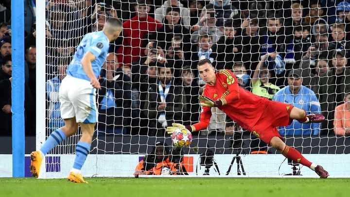 Lunin parea un penalti al City / EFE