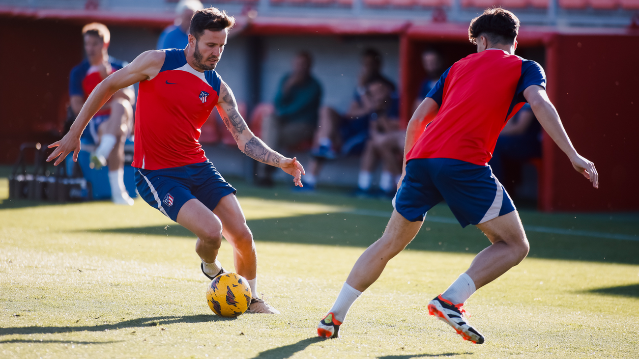 Gil Marín charla con la plantilla y la anima para la recta final tras derrota en Dortmund