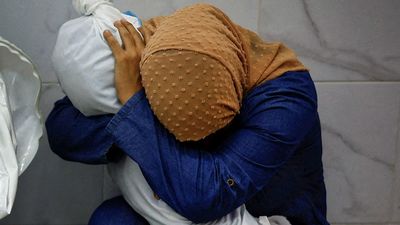 El abrazo de una mujer a una niña palestina muerta, foto del año para el World Press Photo