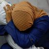 El abrazo de una mujer a una niña palestina muerta, foto del año para el World Press Photo
