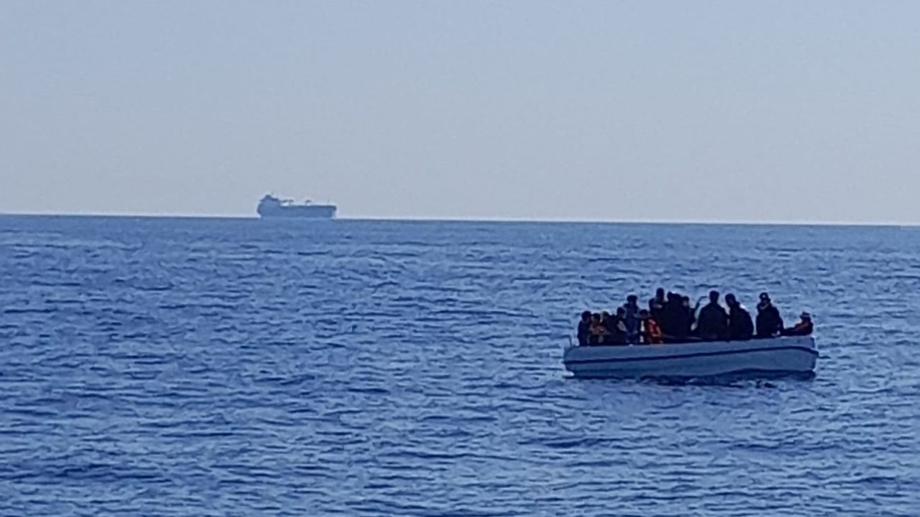 Patera con 18 personas rescatada en aguas de Almería por Salvamento Marítimo (Archivo)