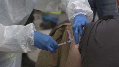 El Ministerio de Sanidad rechaza la responsabilidad ante los efectos adversos derivados de la vacuna contra el covid