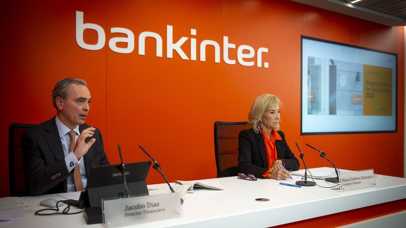 Jacobo Díaz y Dolores Dancausa, directivos de Bankinter, presentando las cuentas del banco