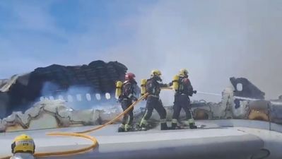 Los bomberos extinguen un incendio en el aeropuerto de Ciudad Real