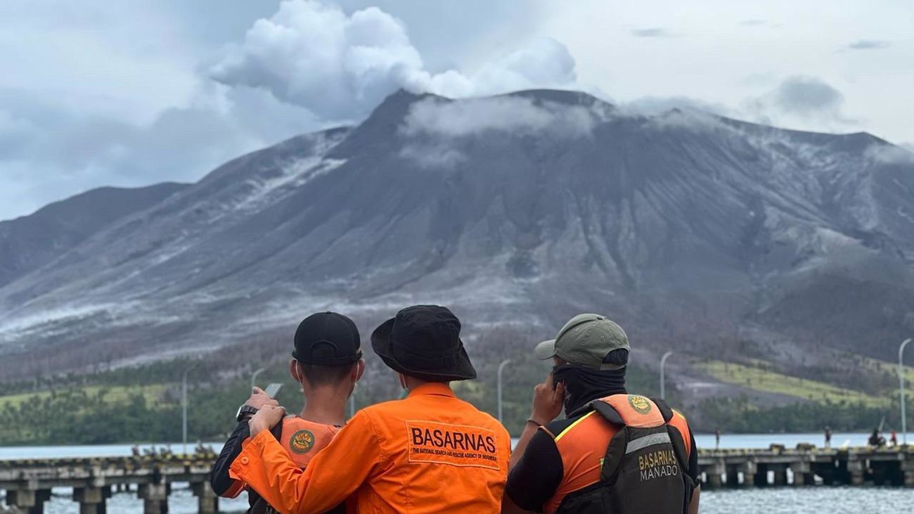 Indonesia eleva al máximo el nivel de alerta por la erupción del volcán Ruang