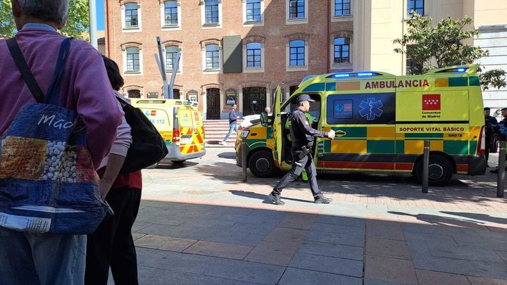 Una ambulancia de emergencias acude a asistir a un hombre apuñalado en Getafe