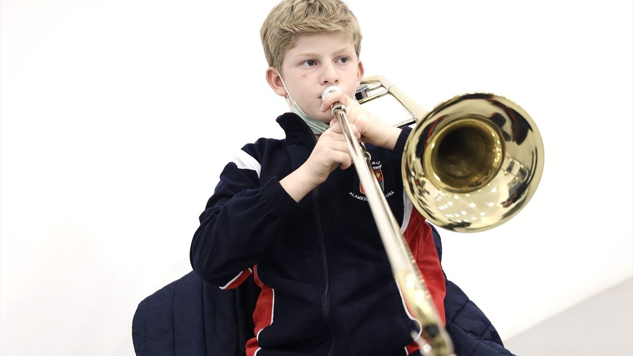 Un alumno con su instrumento de música