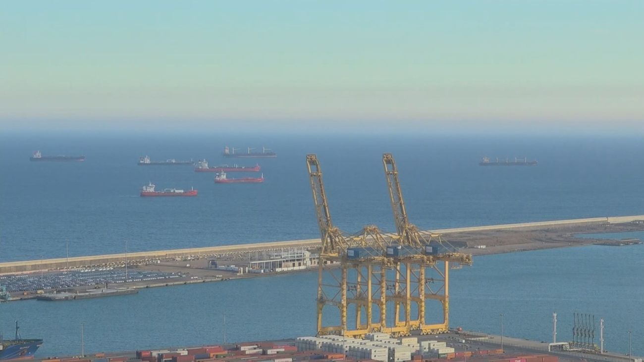 La Generalitat instalará una desalinizadora flotante en el  Puerto de Barcelona por la sequía y descarta transportar agua en barcos
