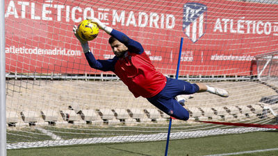 Simeone da otra vuelta al once, con Molina, Savic y Riquelme