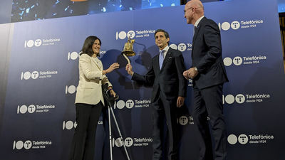 Álvarez-Pallete toca la campana en la Bolsa de Madrid por el centenario de Telefónica