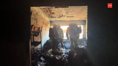 Seis dotaciones de bomberos extinguen el incendio de una vivienda de Moralzarzal