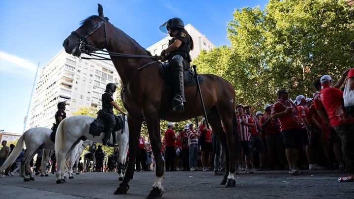 Así se preparan los caballos de la Policía Nacional para garantizar la seguridad en el próximo Real Madrid-Barça