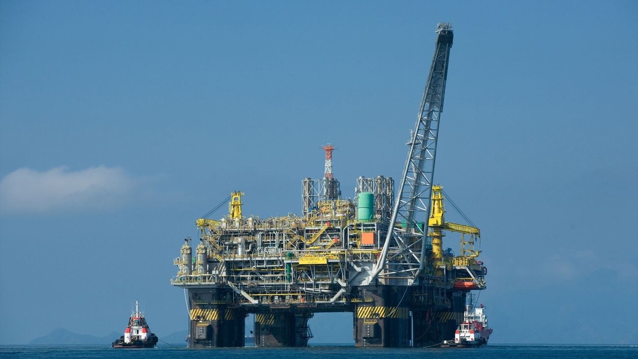 El petróleo Brent amaga con superar los 90 dólares  por barril tras el ataque de Irán a Israel