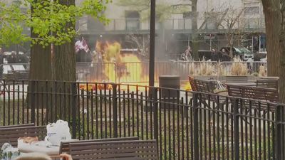 Un hombre se quema a lo 'bonzo' en el exterior del tribunal que juzga a Trump