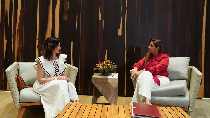 La presidenta de la Comunidad de Madrid, Isabel Díaz Ayuso, ha mantenido en México un encuentro institucional con la gobernadora del Estado de Quintana Roo, María Elena Lezama