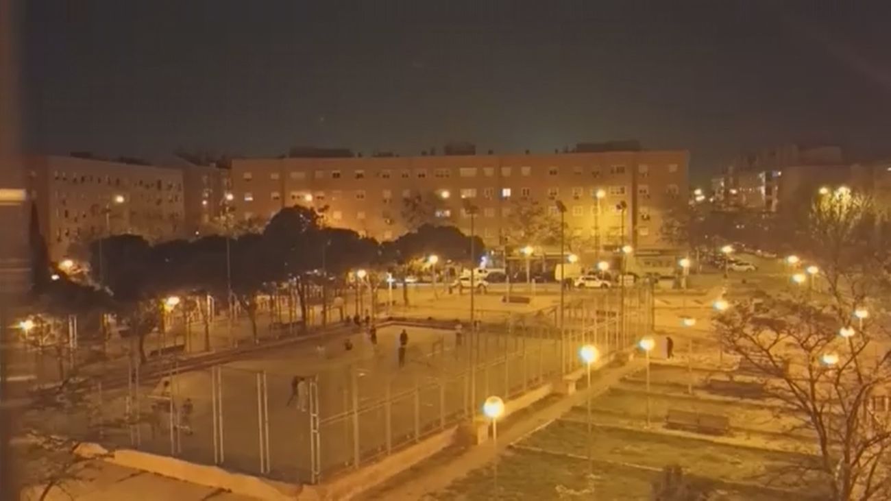 Vecinos sin dormir en Leganés por los partidos de madrugada en unas canchas de baloncesto