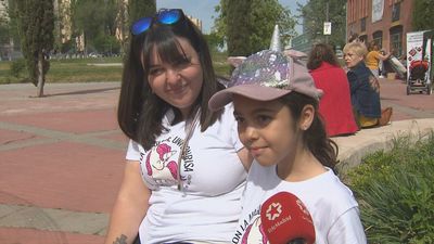 Coslada se vuelca con Aitana, una niña de ocho años que sufrió la amputación de una pierna