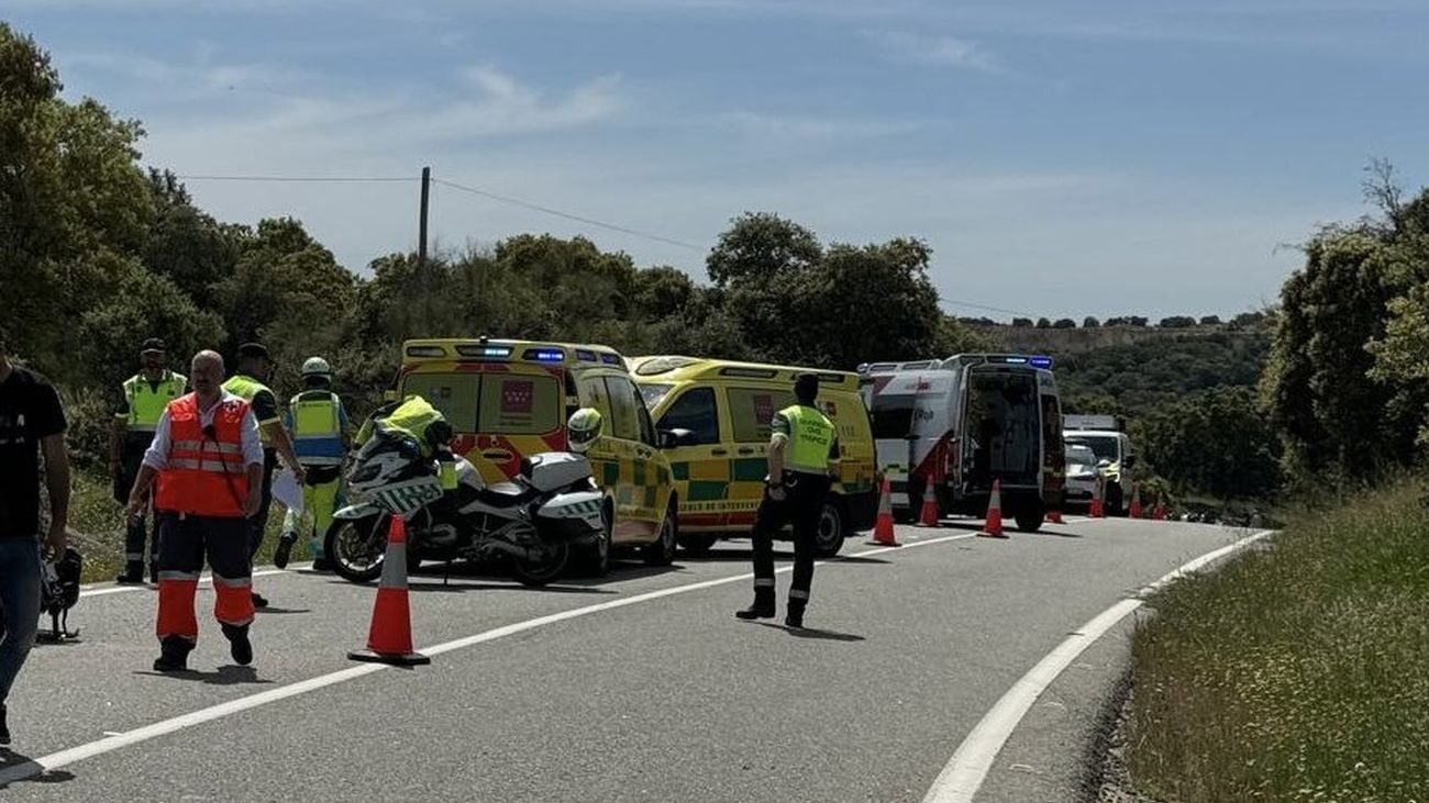 Cuatro motoristas heridos, uno muy grave, tras chocar contra un coche en Navalagamella
