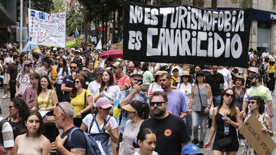 Una marea humana responde en las calles al turismo de masas en Canarias