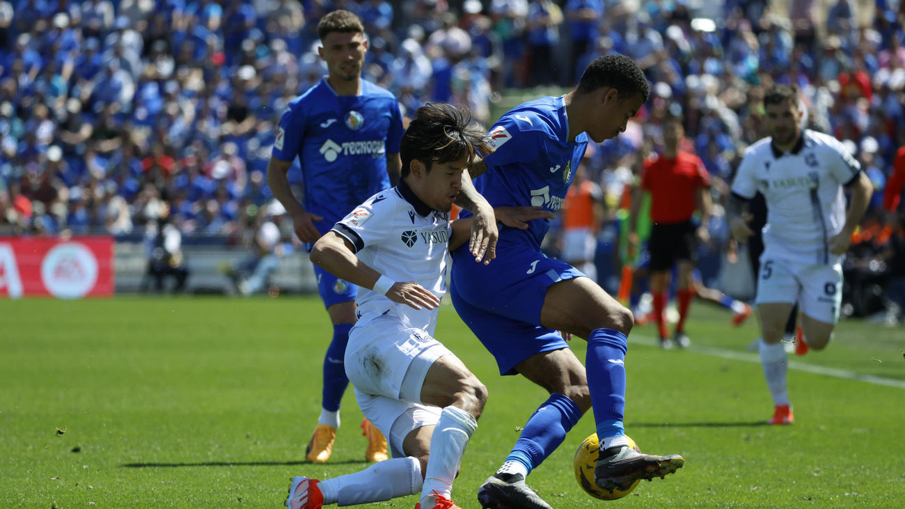 Greenwood y Kubo disputan el balón