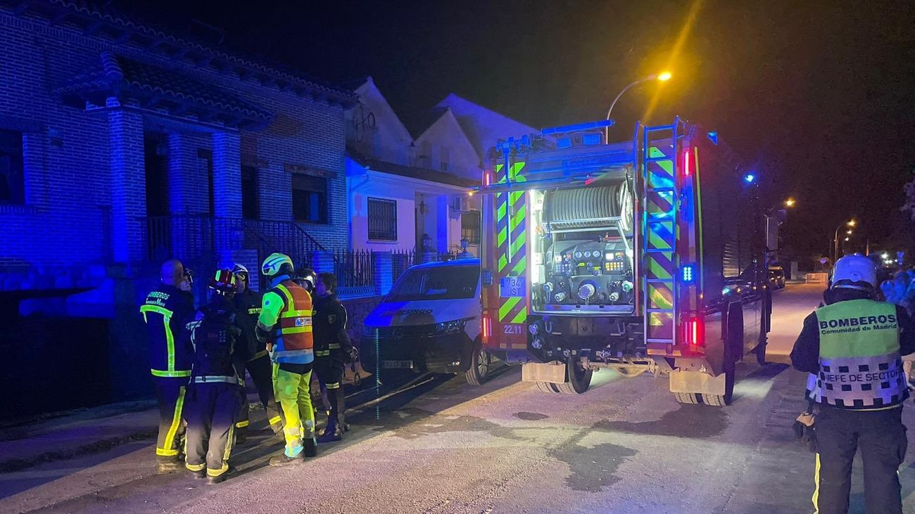Un herido muy grave y 3 leves en el incendio del garaje de un chalet en Torres de la Alameda
