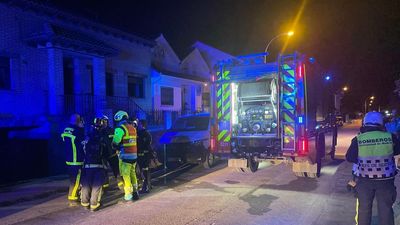 Un herido muy grave y 3 leves en el incendio del garaje de un chalet en Torres de la Alameda