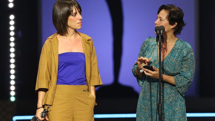 a cineasta española Estibaliz Urresola Solaguren (i) recibe su premio a mejor opera prima de ficción por '20.000 especies de abejas', / EFE