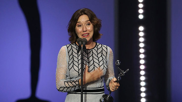 La actriz española Lola Dueñas recibe su premio a mejor actuación en miniserie por 'La mesías' / EFE