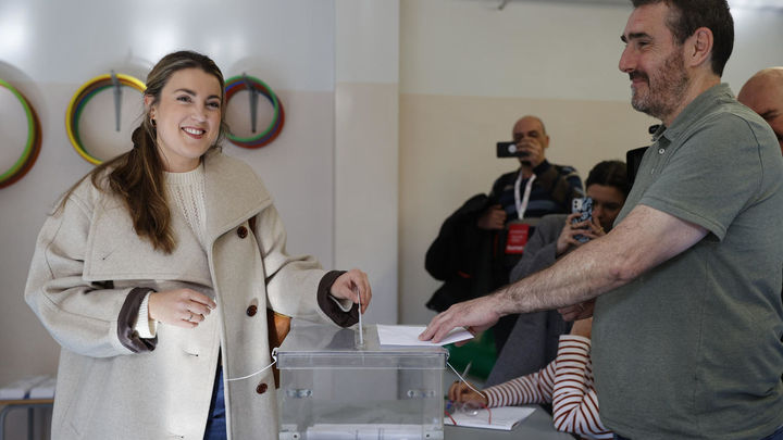 La candidata a lehendakari por Sumar Alba García (i) ejerce su derecho al voto en un colegio electoral en el barrio de Deusto en Bilbao / EFE