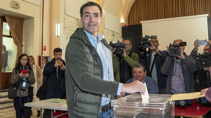 El candidato a lehendakari del PNV, Imanol Pradales, ejerce su derecho al voto en el Centro Cultural Santa Clara de Portugalete / EFE