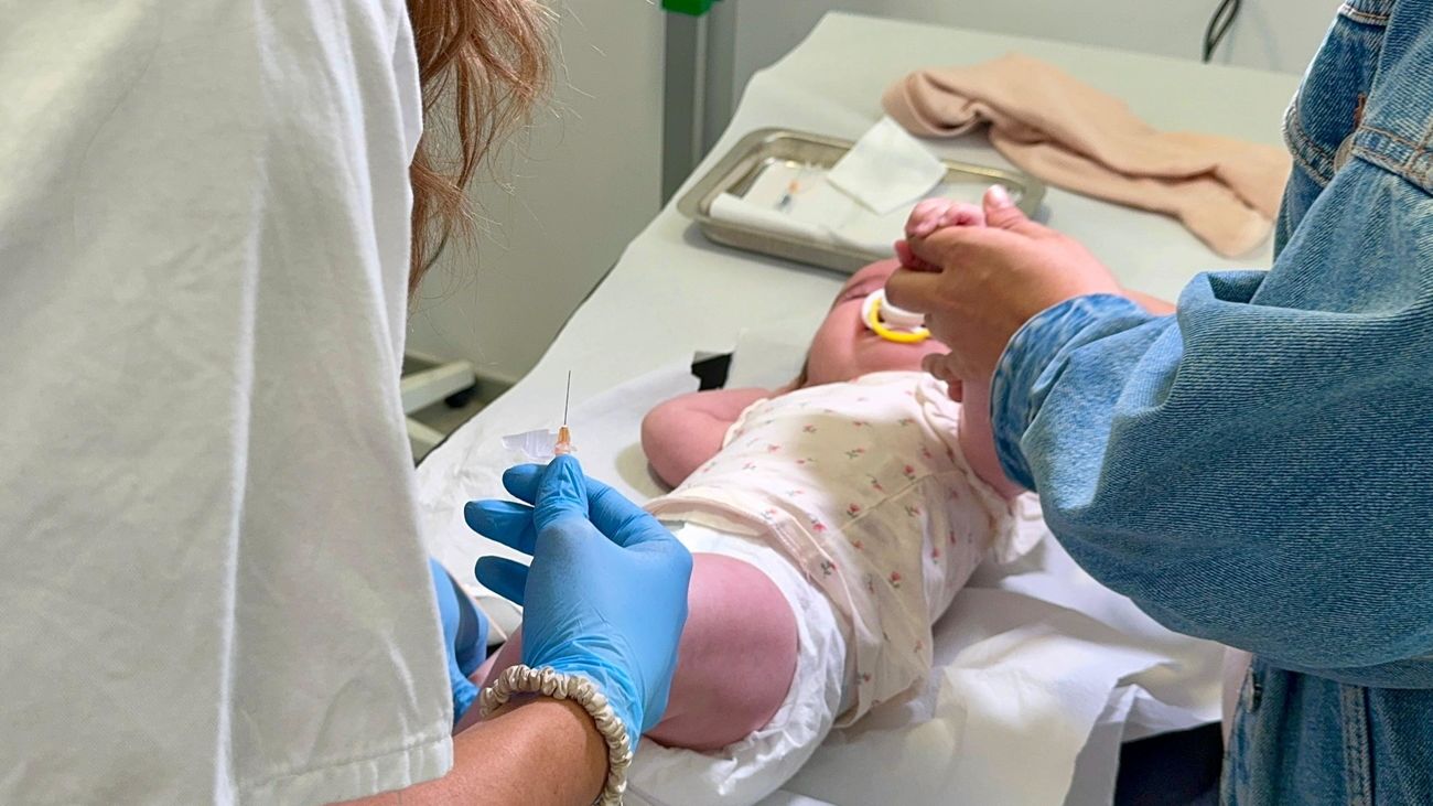 Bebe recibe la vacuna neumococo