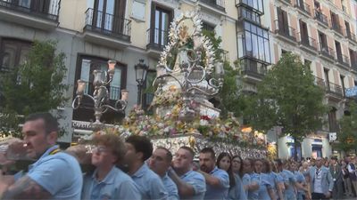 La procesión de la Virgen de la Cabeza recorre las calles del centro de Madrid