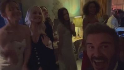 El reencuentro de las Spice Girls , David Beckham llevando a caballito a su mujer y otras anécdotas del 50 cumpleaños de Victoria