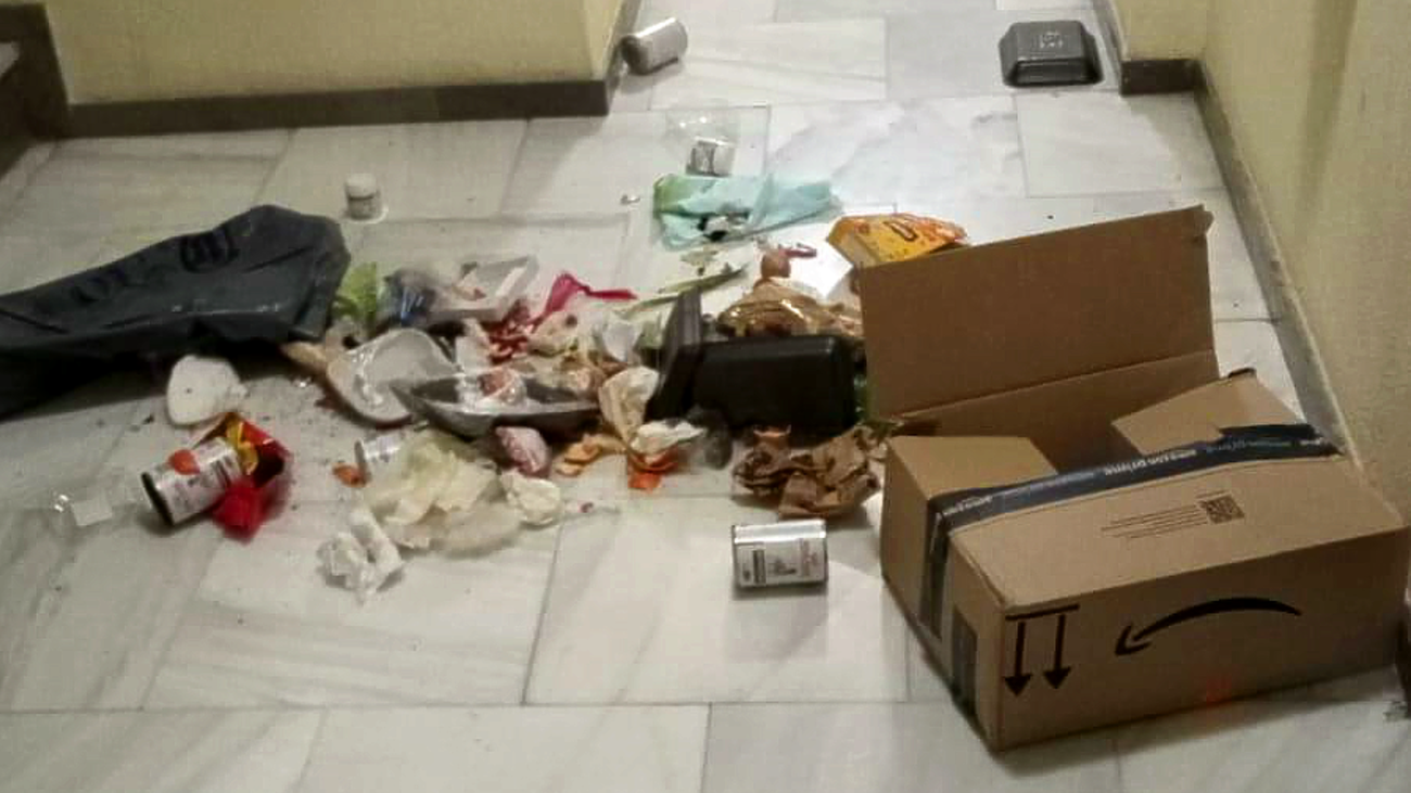 Lleno de basura y heces: Así deja una vecina de Chamartín el rellano