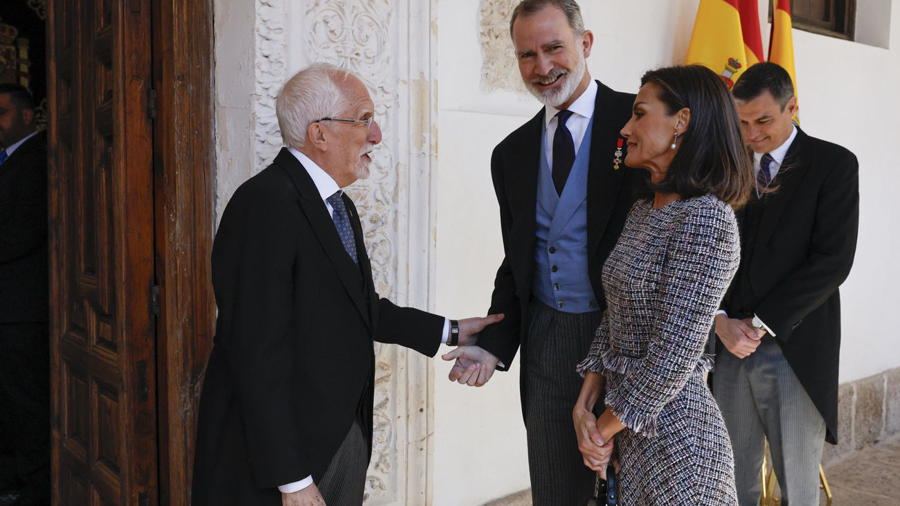 Luis Mateo Díez recibe el Premio Cervantes 2023 de manos del rey