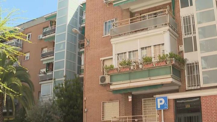 Un hombre se atrinchera durante varias horas en una vivienda de Hortaleza y amenaza a familiares con un cuchillo