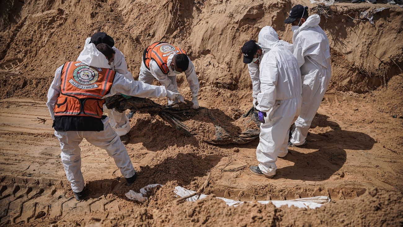 Exhumación de cadáveres en el entorno del hospital Al Nasser de Gaza