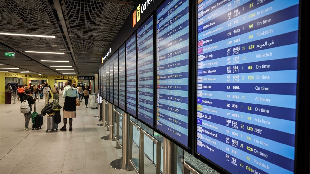 Panel del vuelos del aeropuerto de Orly
