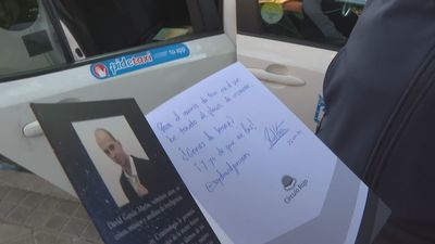Taxistas regalan libros a los clientes por el Día Internacional del Libro