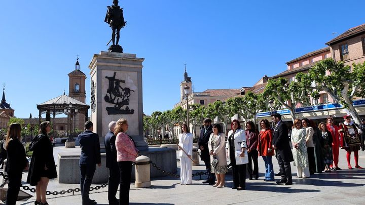 Homenaje de la Corporación de Alcalá de Henares a Miguel de Cervantes / AYTO ALCALÁ DE HENARES